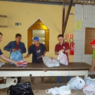 Entrega de kits de higiene pessoal e roupas para as vítimas da enchente