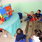 Emília ensina Creche 3 a cuidar dos livros