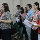 Pais se preparam para a eucaristia de suas crianças