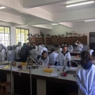 Alunos realizam experimento em Laboratório