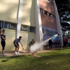 Estudantes desenvolvem foguetes em aula de Física