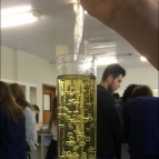 Educandos realizam experimento com água e óleo