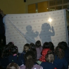 Creche estuda temática 'luz, sombra e ação'