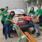 Educadores realizam entrega solidária em Roca Sales