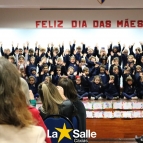 Turmas do Pré I e Pré II homenageiam suas mamães.