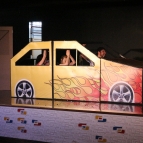 Alunos assistem à peça de teatro Exército de Sonhos