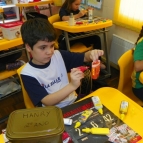 Alunos constroem porta-lápis em oficina criativa