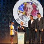 Irmão Amadeu recebe prêmio de O Globo