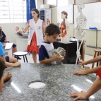 Turma 114 realiza atividade no Lab. de Ciências