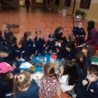 Pré II faz piquenique no pátio da escola