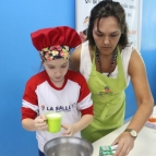 Alunos do 4° ano preparam bolo de chocolate