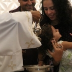 Batizado leva o primeiro sacramento a 24 crianças