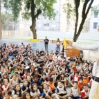 Indiano demonstra como fazer arte com papéis de seda