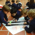 Diversão da Pré-Creche com brinquedos de sucata