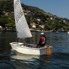 Pequena e vitoriosa velejadora