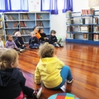 Turminha da Creche 1 em visita à biblioteca