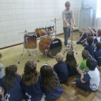 Turma Pré 2D toca bateria