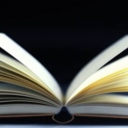Livros de Ensino Religioso e Inglês estão à venda