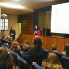 Alunos da Creche recebem visita da Branca de Neve