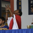 Crianças participam de encenação do Tríduo Pascal