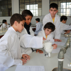 Aula prática no laboratório de Ciências com o 5º ano