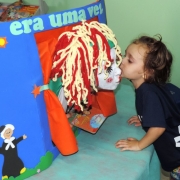 Emília ensina a Creche 3 a cuidar dos livros