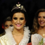 Karina Furlin é coroada Princesa da Festa da Uva