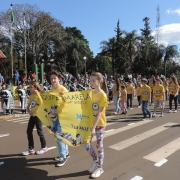 Equipes da Gincalle colorem desfile lassalista