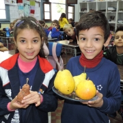 Caixa Surpresa ensina bons hábitos alimentares