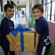 4º Ano recebe uma Caixa Surpresa!