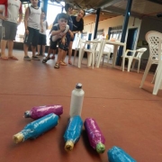 Turma 131 cria jogos com material alternativo.