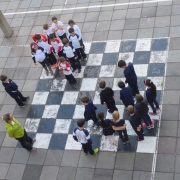 Jogando Damas Chinesas no Pátio