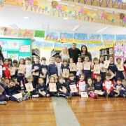 Pré 2 faz exposição sobre livro Óculos de Biscoito