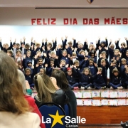 Turmas do Pré I e Pré II homenageiam suas mamães.