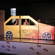 Alunos assistem à peça de teatro Exército de Sonhos