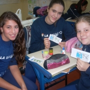 Alunos do 6º ano têm aula prática de Geografia.
