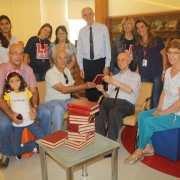 Aluna doa à biblioteca obras de Monteiro Lobato 