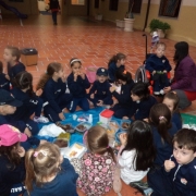 Pré II faz piquenique no pátio da escola