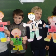 Alunos da Educação Infantil confeccionam bonecos