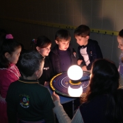 Pré I estuda globo terrestre e conquistas espaciais