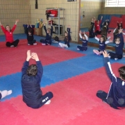 Alunos participam de aula de yoga