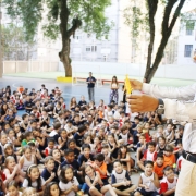 Indiano demonstra como fazer arte com papéis de seda