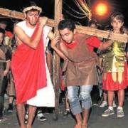 La Salle Sapucaia realiza encenação da Via Sacra