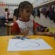 Atividade utilizando pintura e rasgadura com revista