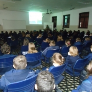 1ºs anos participam de palestra sobre saúde bucal