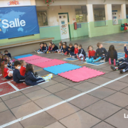 Desfile de meias estilizadas.
