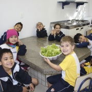 Na Cozinha Experimental estudantes preparam receitas