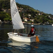 Pequena e vitoriosa velejadora