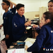 6º ano realiza atividade com 'present continuous'