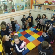 Creche participa de atividade com música e violão